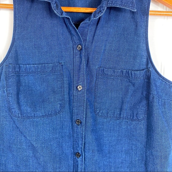 Old navy Blue chambray sleeveless button down tank - Picture 2 of 8